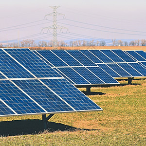 控制板生态的一种田间太阳能电池板发电厂自然和生态绿色技术的工业和生态概念图片
