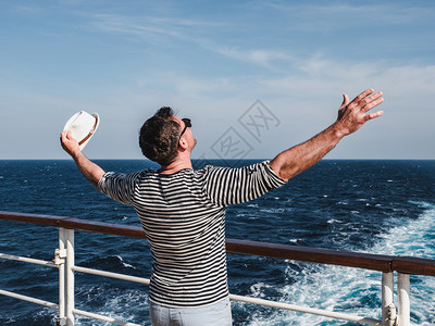 最佳假期空的在游轮甲板上在海浪背景的舰上微笑人顶端观视休闲特近概念和旅行衬船空甲板上微笑的人图片
