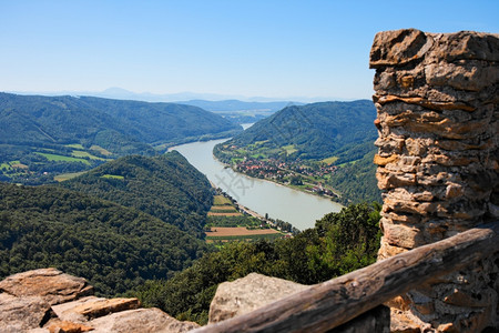 奥地利中世纪阿格斯坦城堡废墟多瑙河谷的景象老风优美树木图片