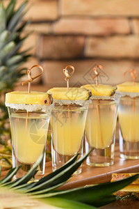 双杯热带龙舌兰加菠萝汁这绝对是五月金库的盛宴了马约红酒节日龙舌兰盘子图片