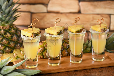 小菠萝双杯热带龙舌兰加菠萝汁这绝对是五月金库的盛宴了马约红酒鸡尾水果一种背景