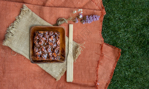 花生传统自制的甜面包花椰子奶豆蛋糕在美丽的背景上配有焦糖和开胃美食图片