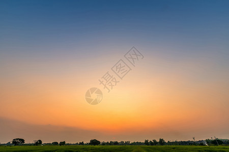 平流层青蓝明亮的夕阳天空在农村切开橙色或多彩的云纹理空气背景中切割橙色质地日出图片