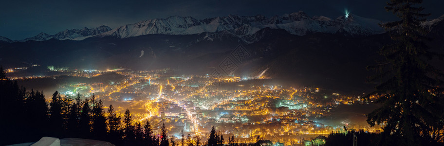 夜晚旅行间Zakopane和Tatry山的空中全景波兰户外图片