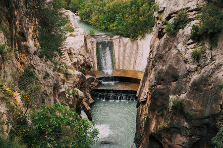 风险眩晕路线在西班牙南部的岩山之间以及石山跑道之间的大坝图片