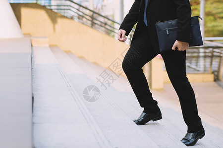 现代城市中走楼梯的商人腿脚损失楼上喧嚣图片