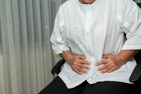 炎胰腺老年妇女在家中的胃痛老年概念的保健问题以及老年概念的保健问题便秘图片