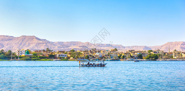 如画乡村的运输穿越尼罗河沿村庄的旅游船位于尼罗河埃及村Luxor图片