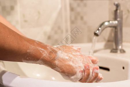 用肥皂洗手特写图片