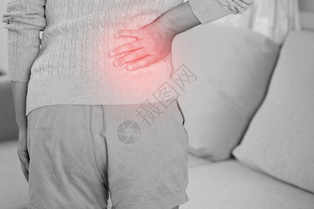 关节炎年轻的女士后背疼痛程度较低通常由肌肉伤枕头骨折引起的破碎的高清图片素材