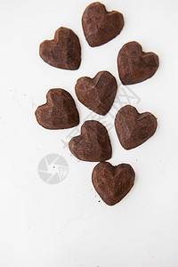 白色背景上心形的松露巧克力糖题字的地方棕色浪漫小吃图片
