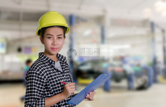亚洲女工程师和技机械正在检查和汽车修理厂一辆板上的名单妇女维修员和技工具女店铺图片