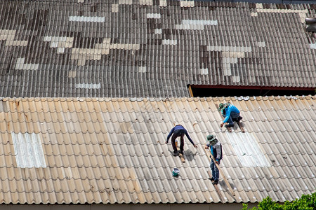 泰国曼谷20年6月13日三家修理被破坏的工厂屋顶上瓷砖的杂工作搜索人们图片