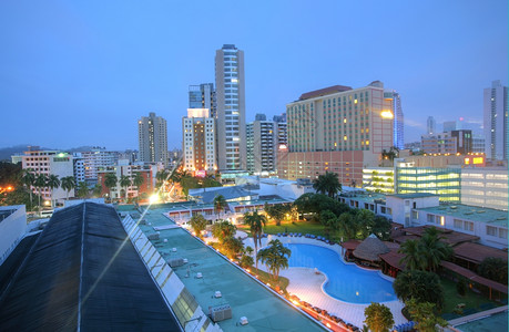 水池景观夏天城市的巴拿马关闭城市景色之顶蓝泳池在日出时被建筑物包围中央背景