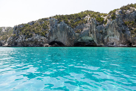 白色的假期全景撒丁岛卡拉贡尼海岸周围的岩石和洞穴图片
