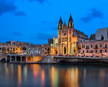 欧洲的巴卢塔湾和卡梅尔山圣母教堂晚宴朱利安马耳他城市的假期图片
