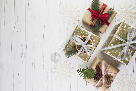枝条盒子装饰雪花间圣诞节包装中当前盒集的合多于图片
