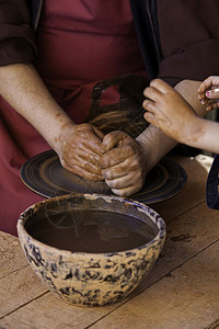 花瓶西班牙的陶匠手塑造粘土工艺人术和创作细节人们建图片