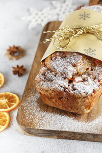 晒干德式圣诞蛋糕斯托伦是坚果香料干或罐头水的面包涂有糖粉和这是圣诞季节新年预烘烤时吃的传统德国面包来临图片