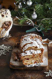 馅饼干甜点斯托伦是坚果香料干或罐头水的面包涂有糖粉和这是圣诞季节新年预烘烤时吃的传统德国面包图片