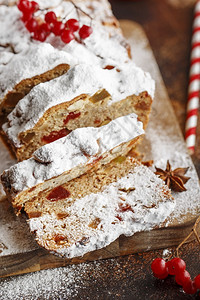 斯托伦是坚果香料干或罐头水的面包涂有糖粉和这是圣诞季节新年预烘烤时吃的传统德国面包烘烤的粉状甜图片