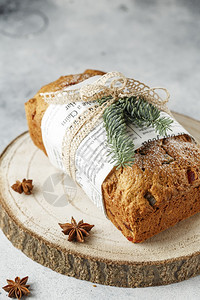 乡村斯托伦是坚果香料干或罐头水的面包涂有糖粉和这是圣诞季节新年预烘烤时吃的传统德国面包馅饼可口图片