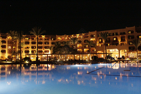 派对埃及赫尔格达2018年7月28日晚上酒店的灯光在泳池水中反射游的豪华图片