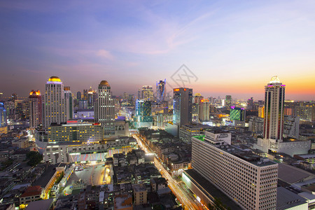 泰国曼谷2015年4月21日泰国曼谷日美丽的落天空和泰国曼谷商业中心的ratchaprarop路建筑照明亚洲人交通地标图片