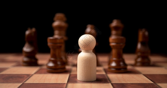 新的商业领袖与王象棋对决是新商业玩家的挑战略和远见是关键的成功竞争和领导概念是竞争和领导力的关键战略远见是成功的关键战斗合伙有创背景图片