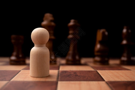 一种防御新的商业领袖与王象棋对决是新商业玩家的挑战略和远见是关键的成功竞争和领导概念是竞争和领导力的关键战略远见是成功的关键辩论背景图片
