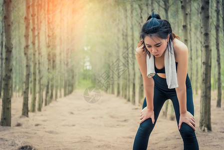 苗条的草女孩运动与健康概念慢跑放松采取一个休息主题外门活动SportandHealthNationsChangingchaggi图片