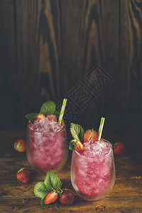 液体两杯草莓冰一果汁加成熟的白莓在木绿松石桌上酒精无的夏季新鲜饮料表面水果白色的图片