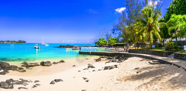 速度旅游夏令热带假日毛里求斯岛大湾的众度假村和海滩背景图片