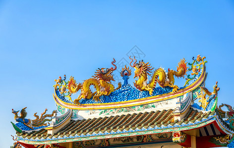 美丽的双金龙雕像在天蓝的神庙新年庆典中华节的圣殿屋顶上象征佛老的图片
