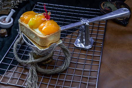 黄色的甜吃传统法国甜点马约姆吉契德Mayomgchidtart放在美丽的背景上图片