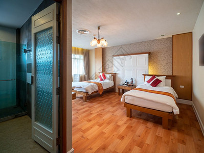 休息干净的有双床和露天厕所的豪华房间泰国古老风格度假村内部的图片