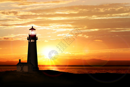 日落时靠近海洋的灯塔探照光束明黄昏避难所图片