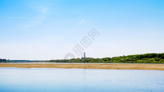 夏日蓝天下色空平静的河流云草原城市景观图片