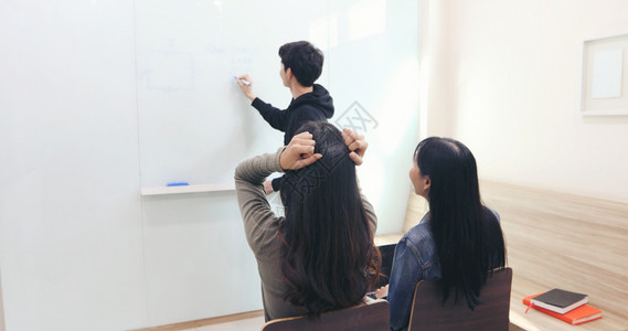 年轻的这名女学生头痛她感到一个认真的老师听不懂人们考试图片