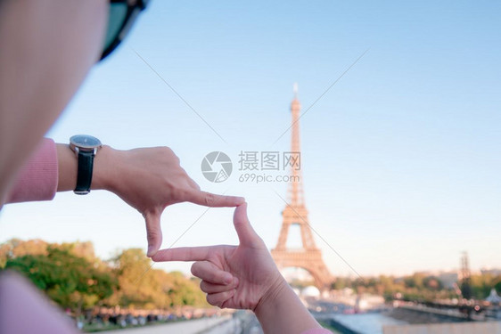 草夏天在埃菲尔塔巴黎地标法国观光景点的埃菲尔塔女游客象征图片