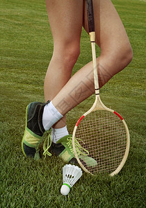 在草地上打羽毛球的女人放松脚假期图片