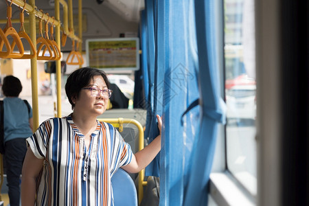 乘客穿梭亚洲40多位女在曼谷市Buses乘坐客车旅行这是曼谷市最重要的公共大众运输系统之一在曼谷亚裔女乘坐客车前往城市旅游中心图片