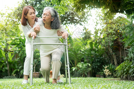 医疗的坠落长老亚洲高龄妇女在后院的家中摔倒这是由脑膜肌肉衰弱引起的女儿也来帮助支持老年保险和健概念家庭图片