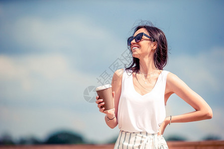湖美丽的在欧洲城市喝咖啡的快乐年轻城市女肖像在欧洲城市喝咖啡的女背景放松图片
