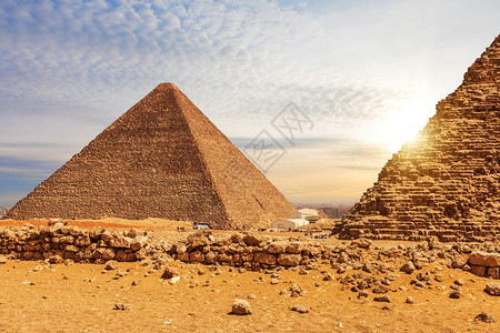 Cheops金字塔和Menkaure金字塔吉萨埃及金字塔人游客门考雷图片