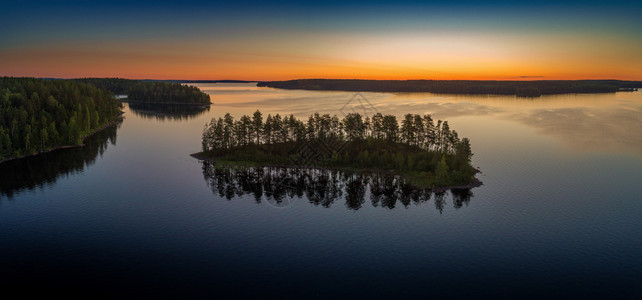 苏亚尔维湖的空中全景日出时被俄罗斯卡雷利亚森林环绕天空包围黄昏图片