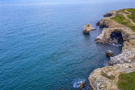 海岸线保加利亚黑海Tyulenovo村附近带有石拱悬崖的海岸无人驾驶飞机空中观察旅游海滩图片