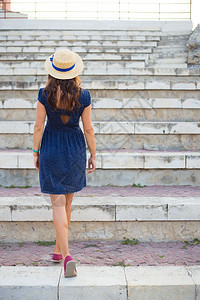 美丽的女孩在台阶上穿着蓝色连衣裙和帽子美丽的女孩在台阶上穿着蓝色连衣裙和帽子地平线时尚苗条的图片