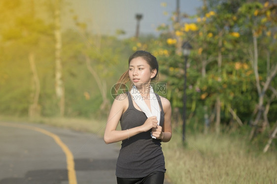 户外慢跑的女孩图片