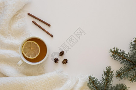 五香木头美味的热茶和肉桂卷小吃图片